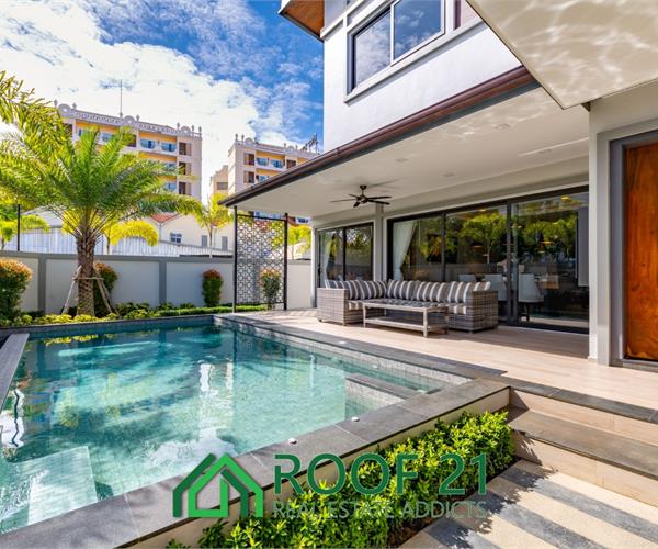 Experience luxury living in the heart of Pattaya starting at just 17.7 million baht. Enjoy being only 15 minutes from the beach and conveniently close to numerous shopping malls.